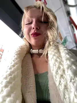 Snapshot of EveLittleSinner chatting on October 13, 8:58 am EveLittleSinner online show from October 13, 8:58 am