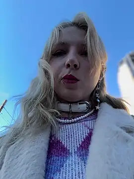 Snapshot of EveLittleSinner chatting on October 17, 9:45 am EveLittleSinner online show from October 17, 9:45 am