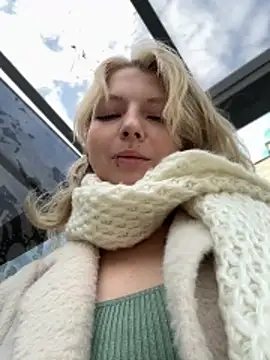 Snapshot of EveLittleSinner chatting on October 19, 11:00 am EveLittleSinner online show from October 19, 11:00 am