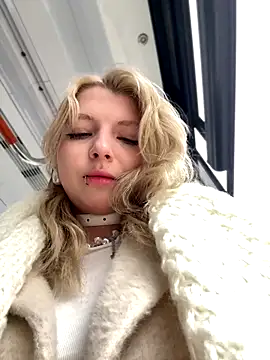 Snapshot of EveLittleSinner chatting on October 22, 9:09 am EveLittleSinner online show from October 22, 9:09 am