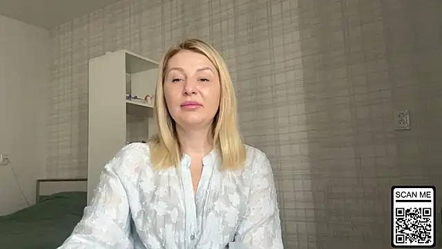 Snapshot of Blondie_xoxoxo chatting on February 17, 8:22 am Blondie xoxoxo online show from February 17, 8:22 am