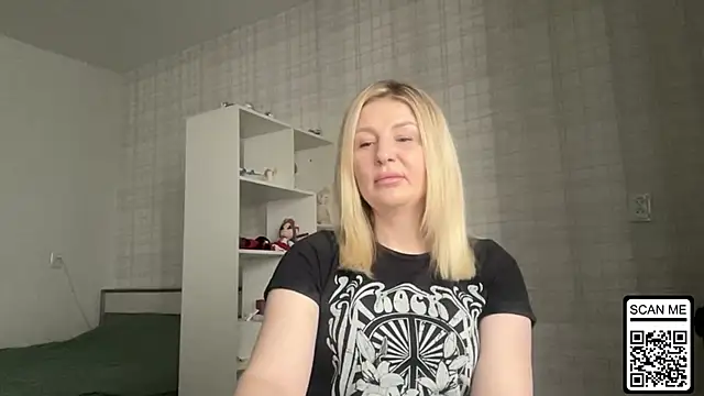 Snapshot of Blondie_xoxoxo chatting on February 19, 10:33 am Blondie xoxoxo online show from February 19, 10:33 am