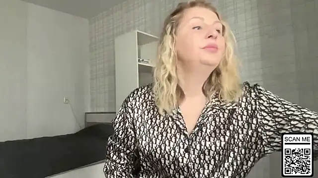 Snapshot of Blondie_xoxoxo chatting on February 25, 10:14 am Blondie xoxoxo online show from February 25, 10:14 am