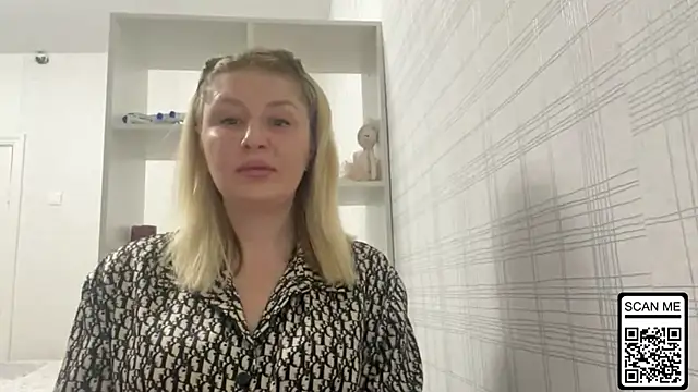 Snapshot of Blondie_xoxoxo chatting on February 28, 6:20 pm Blondie xoxoxo online show from February 28, 6:20 pm