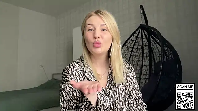 Snapshot of Blondie_xoxoxo chatting on April 3, 12:25 pm Blondie xoxoxo online show from April 3, 12:25 pm