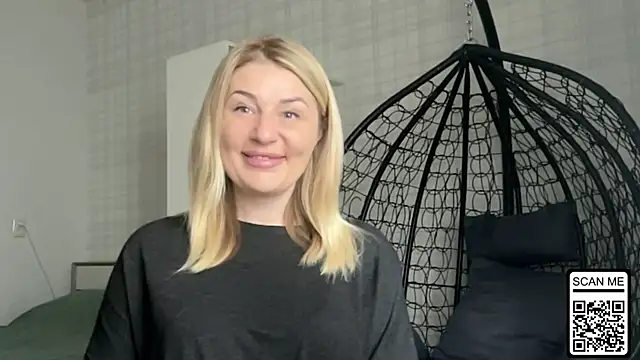 Snapshot of Blondie_xoxoxo chatting on April 4, 12:46 pm Blondie xoxoxo online show from April 4, 12:46 pm