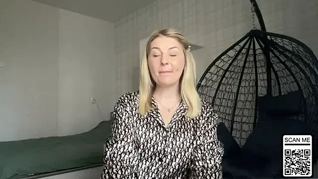 Snapshot of Blondie_xoxoxo chatting on April 5, 11:07 am Blondie xoxoxo online show from April 5, 11:07 am