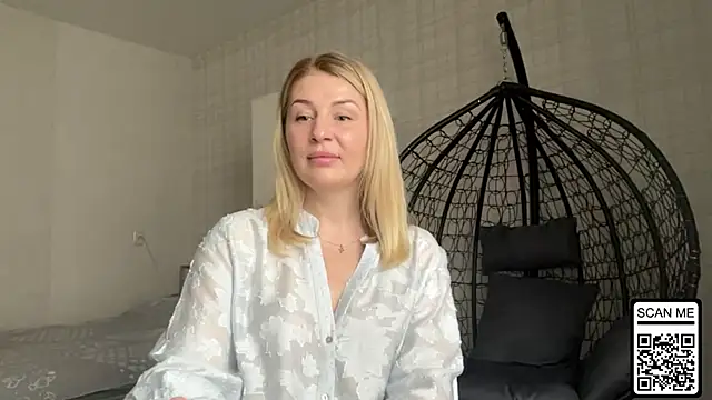 Snapshot of Blondie_xoxoxo chatting on April 8, 8:25 am Blondie xoxoxo online show from April 8, 8:25 am