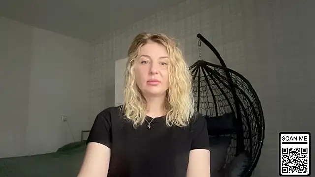 Snapshot of Blondie_xoxoxo chatting on April 9, 6:52 am Blondie xoxoxo online show from April 9, 6:52 am