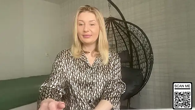 Snapshot of Blondie_xoxoxo chatting on April 12, 1:05 pm Blondie xoxoxo online show from April 12, 1:05 pm