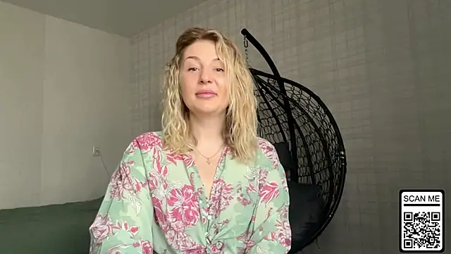 Snapshot of Blondie_xoxoxo chatting on April 13, 9:48 am Blondie xoxoxo online show from April 13, 9:48 am