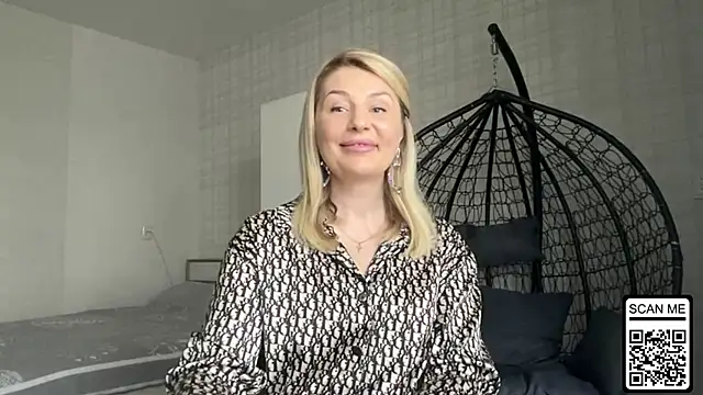 Snapshot of Blondie_xoxoxo chatting on April 15, 10:22 am Blondie xoxoxo online show from April 15, 10:22 am