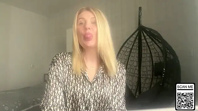 Snapshot of Blondie_xoxoxo chatting on April 18, 1:48 pm Blondie xoxoxo online show from April 18, 1:48 pm