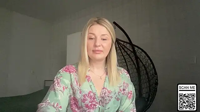 Snapshot of Blondie_xoxoxo chatting on April 25, 8:28 am Blondie xoxoxo online show from April 25, 8:28 am