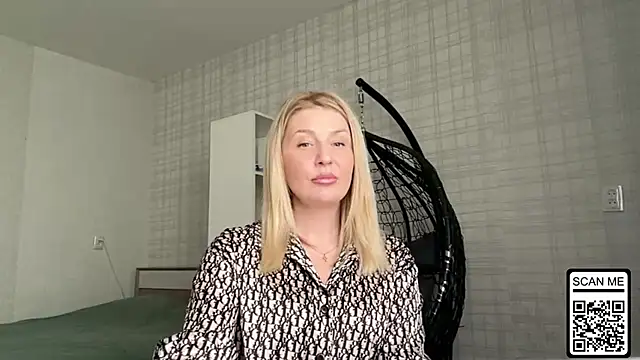 Snapshot of Blondie_xoxoxo chatting on April 25, 3:31 pm Blondie xoxoxo online show from April 25, 3:31 pm