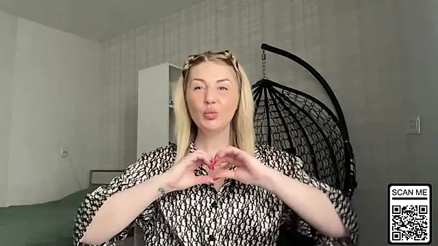 Snapshot of Blondie_xoxoxo chatting on April 29, 9:35 am Blondie xoxoxo online show from April 29, 9:35 am
