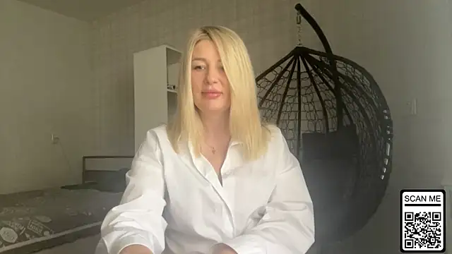 Snapshot of Blondie_xoxoxo chatting on May 24, 9:47 am Blondie xoxoxo online show from May 24, 9:47 am