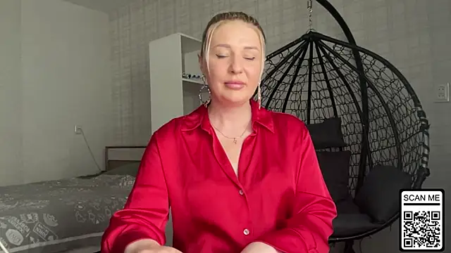 Snapshot of Blondie_xoxoxo chatting on May 25, 1:06 pm Blondie xoxoxo online show from May 25, 1:06 pm