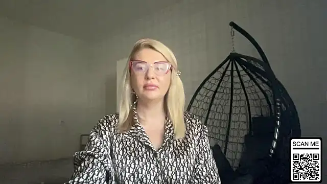 Snapshot of Blondie_xoxoxo chatting on June 10, 8:13 am Blondie xoxoxo online show from June 10, 8:13 am
