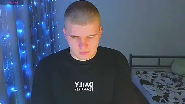 kittenmurr online show from December 3, 7:45 pm