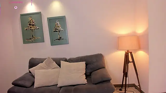 Snapshot of VeronicaBlue chatting on October 31, 9:43 am VeronicaBlue online show from October 31, 9:43 am