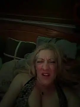 Snapshot of Vixen1221 chatting on December 20, 6:20 am Vixen1221 online show from December 20, 6:20 am