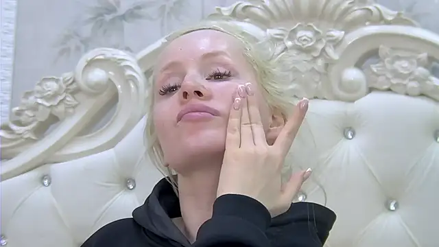 Snapshot of EllieFrosty_ chatting on November 11, 12:43 am EllieFrosty online show from November 11, 12:43 am