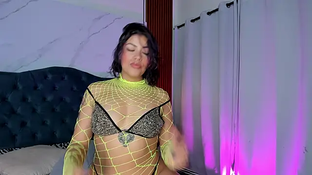 Snapshot of sara_zc chatting on October 28, 11:47 am sara zc online show from October 28, 11:47 am