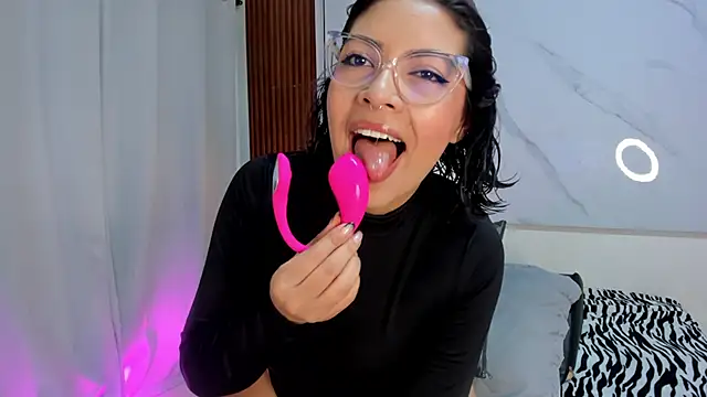 sara zc online show from December 2, 11:59 am