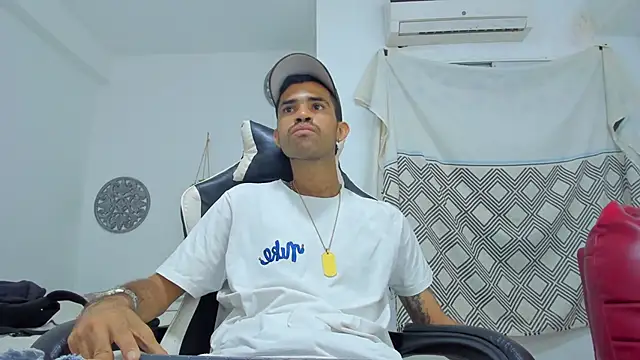 Snapshot of adri_sexboy229 chatting on October 14, 12:55 am adri sexboy229 online show from October 14, 12:55 am