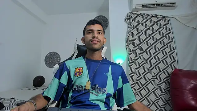 Snapshot of adri_sexboy229 chatting on October 17, 6:05 am adri sexboy229 online show from October 17, 6:05 am