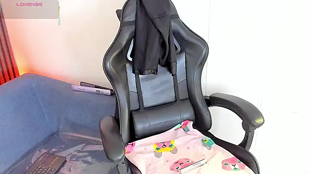 Snapshot of ShaunaDream chatting on February 18, 4:52 am ShaunaDream online show from February 18, 4:52 am