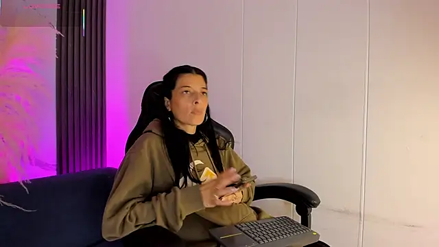 Snapshot of ShaunaDream chatting on February 22, 4:57 am ShaunaDream online show from February 22, 4:57 am