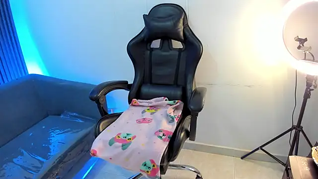 Snapshot of ShaunaDream chatting on February 24, 5:05 am ShaunaDream online show from February 24, 5:05 am