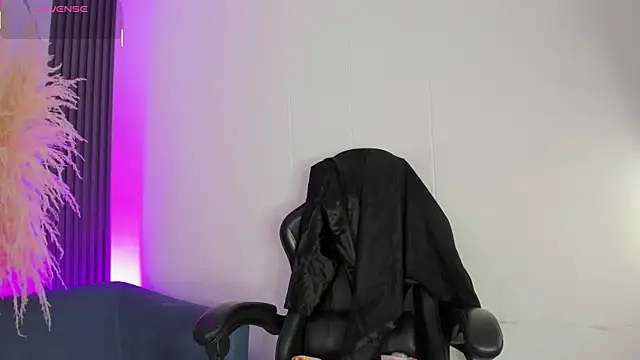 Snapshot of ShaunaDream chatting on March 4, 5:02 am ShaunaDream online show from March 4, 5:02 am