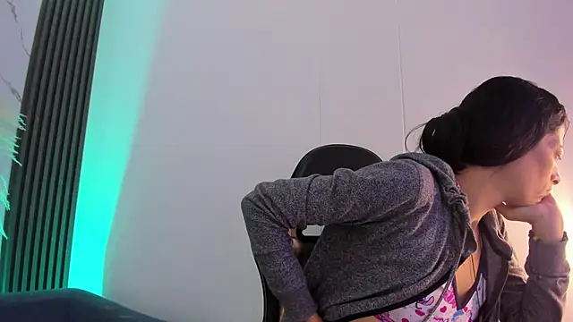 Snapshot of ShaunaDream chatting on March 12, 5:24 am ShaunaDream online show from March 12, 5:24 am