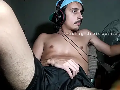 Snapshot of papito20cm chatting on December 15, 12:15 am papito20cm online show from December 15, 12:15 am