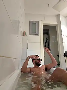 husbandandwifetobe online show from October 1, 3:40 pm