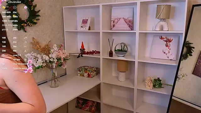 TraciMyntti online show from December 18, 1:33 am