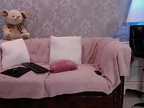Snapshot of Ella_Raven chatting on April 7, 5:19 am Ella Raven online show from April 7, 5:19 am