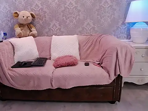 Snapshot of Ella_Raven chatting on April 10, 5:12 am Ella Raven online show from April 10, 5:12 am