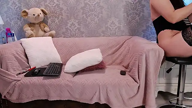 Snapshot of Ella_Raven chatting on April 30, 5:25 am Ella Raven online show from April 30, 5:25 am
