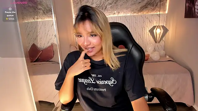 Emilly mell online show from October 17, 11:57 am