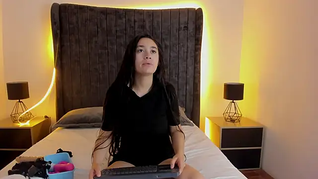 EmilyHanks  online show from June 7, 3:49 pm