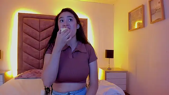 EmilyHanks  online show from July 25, 4:48 pm