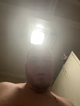 kev0n2389 online show from March 28, 7:13 pm