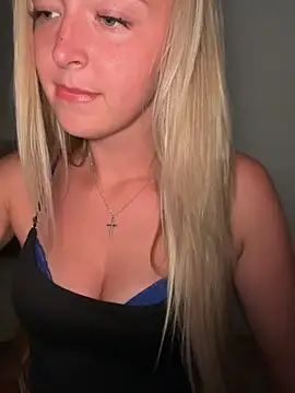 Snapshot of emilypeperoni chatting on July 7, 8:24 pm emilypeperoni online show from July 7, 8:24 pm