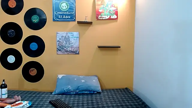 skinnyverus18 online show from March 21, 7:50 pm