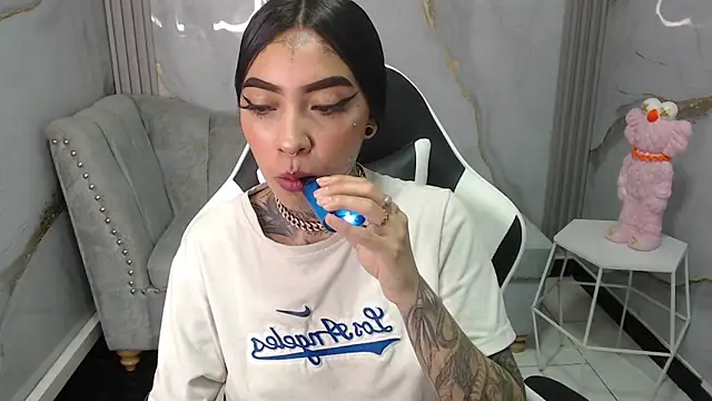 Snapshot of Ashley_Blum_v chatting on October 7, 8:06 pm Ashley Blum v online show from October 7, 8:06 pm