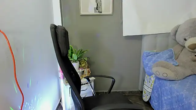 Allison 19   online show from November 15, 4:43 am